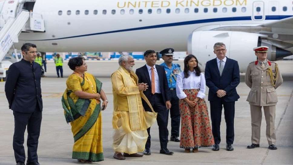 <blockquote class="twitter-tweet"><p lang="en" dir="ltr">I’ve landed in Delhi ahead of the <a href="https://twitter.com/hashtag/G20?src=hash&amp;ref_src=twsrc%5Etfw">#G20</a> summit.<br><br>I am meeting world leaders to address some of the challenges that impact every one of us.<br><br>Only together can we get the job done. <a href="https://t.co/72vE60c7Fg">pic.twitter.com/72vE60c7Fg</a></p>&mdash; Rishi Sunak (@RishiSunak) <a href="https://twitter.com/RishiSunak/status/1700087596099981431?ref_src=twsrc%5Etfw">September 8, 2023</a></blockquote> <script async src="https://platform.twitter.com/widgets.js" charset="utf-8"></script>