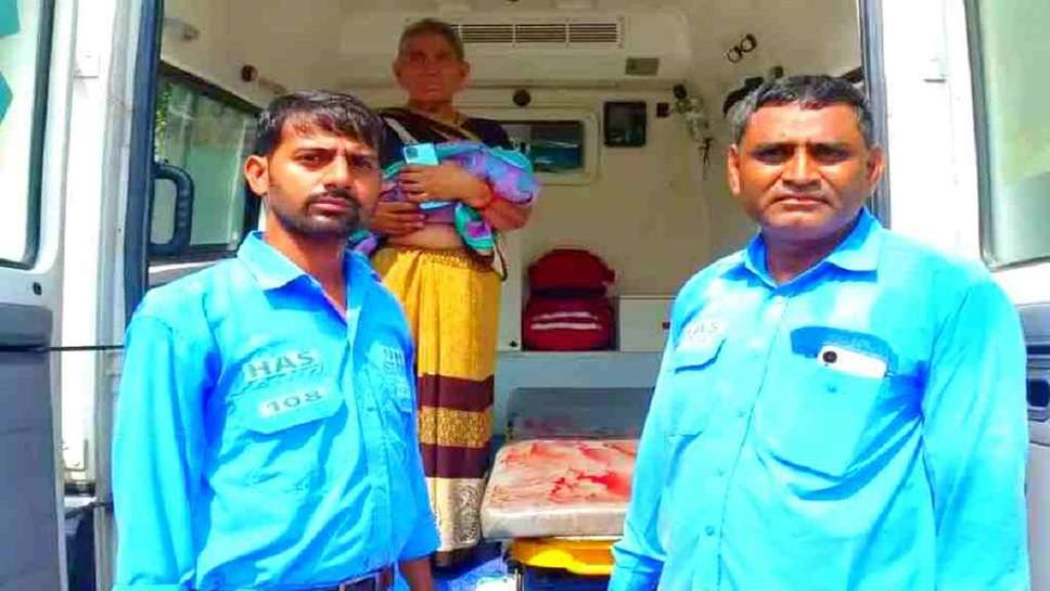 Narnaul :- Today in Haryana's Narnaul, the advantage of keeping EMT in an ambulance vehicle was seen. Let me tell you that something like this happened that a call came in the ambulance control room located in the civil hospital at 9:45 am today. The caller informed that the delivery case from Dharsun, the nearest village of the city, has to be brought to the civil hospital. Immediately after getting the information, train number HR 66-b8406 was dispatched at the same time. During this, driver Krishna Kumar and EMT Gaurav were dispatched.