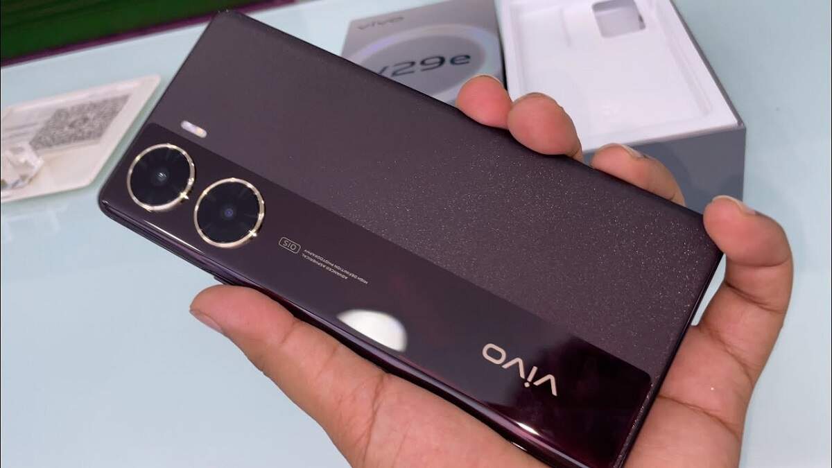YuvaPatrkaar Vivo smartphone company recently introduced a new smartphone series for its customers which is known as Vivo V29 series. This includes two smartphones – Vivo V29 and Vivo V29 Pro. It is getting great features and camera, let us know about its specialty