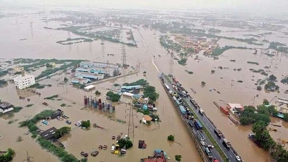 Schools & Banks Closed Due To Rain & Flood in Tamil Nadu, 800 Passengers Stranded at Railway Station