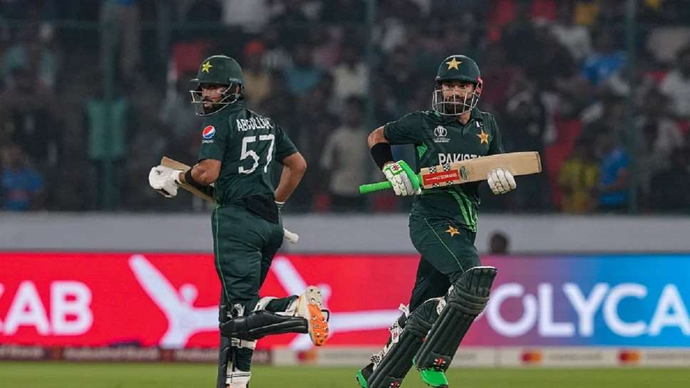 Pakistan vs Sri Lanka : Pakistan has also won its second match in the World Cup 2023. In a high scoring match, Pakistan defeated Sri Lanka by six wickets. More than 300 runs have been scored in both the innings. Batting first, Sri Lanka gave Pakistan a target of 345 runs. In reply, Pakistan won in 48.2 overs at the loss of four wickets. Abdullah Shafiq and Mohammad Rizwan scored centuries for Pakistan. Rizwan remained at the crease till the end and scored unbeaten 134 runs on 120 balls. He led his team to victory by hitting a four.