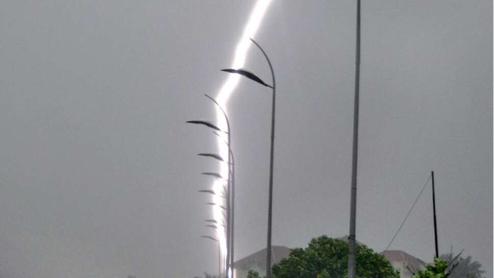 Youth dies after being struck by lightning while attempting to steal in Barmani factory