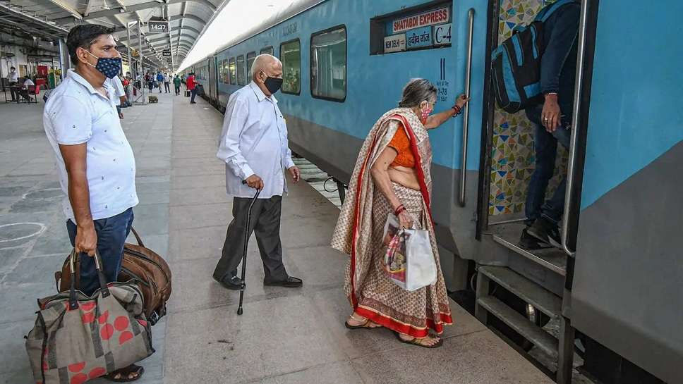 How to book senior citizen ticket in IRCTC, Can I book ticket in senior citizen quota, Senior citizen train ticket booking rules, Senior citizen ticket booking, How to book senior citizen ticket in IRCTC app, How to change senior citizen ticket to normal ticket, IRCTC senior citizen age limit for female, Can one person travel with senior citizen in train