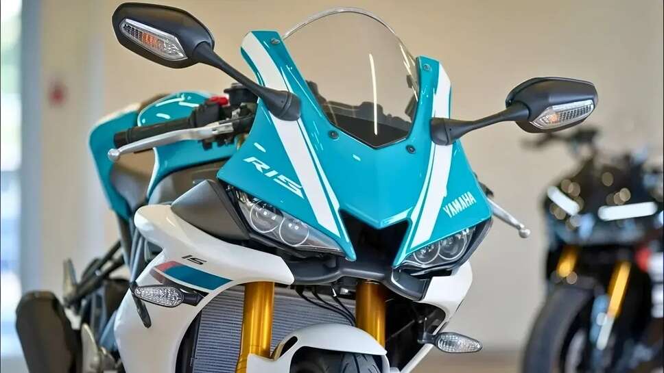 Young people in India are buying the Yamaha R15 V5 bike, which features a powerful 155cc engine and a mileage of 40 kmpl